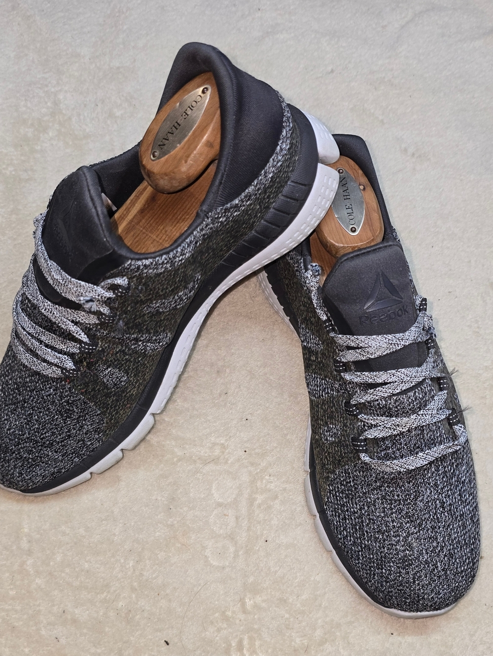 Reebok Womens 8 Grey Stretch Knit Lace up Walking Shoes Athletic Sneakers